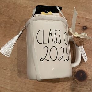 NWT Rae Dunn Artisan Collection Ceramic Class of 2025 Graduation Cap Mug tassle